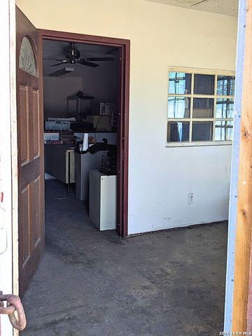 819 N Zarzamora St, San Antonio, TX 78207