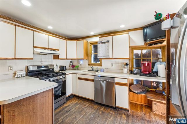 27 Oakland Avenue, Bloomfield, NJ 07003