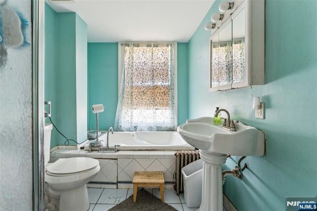 27 Oakland Avenue, Bloomfield, NJ 07003