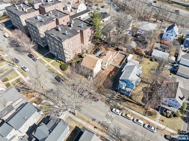 27 Oakland Avenue, Bloomfield, NJ 07003