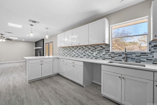 113 crestline, Pleasanton, TX 78064