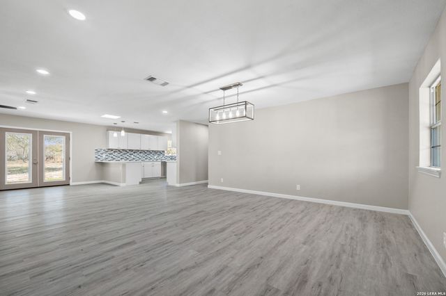 113 crestline, Pleasanton, TX 78064