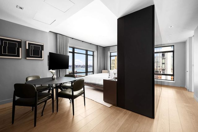 555 W 22nd St Apt 19AW, New York City, NY 10011