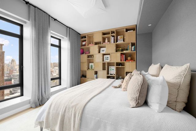 555 W 22nd St Apt 19AW, New York City, NY 10011