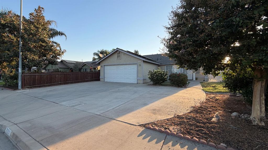 Image 2 of property listing at 2092 Jasper Street, Selma, CA 93662