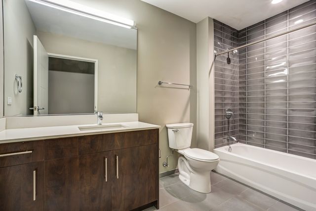 851 W Grand Avenue 404, Chicago, IL 60642