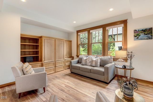157 NW Black Hawk Avenue, Bend, OR 97703