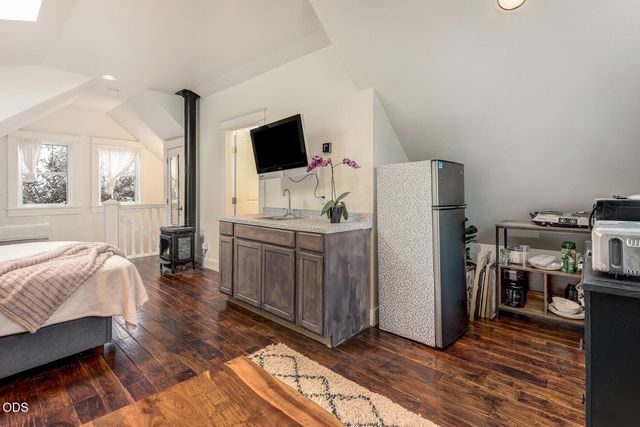 157 NW Black Hawk Avenue, Bend, OR 97703