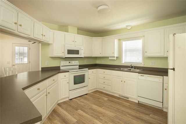 206 E Songbird Lane, Tiverton, RI 02878
