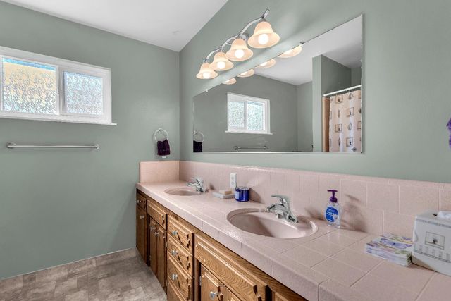 1074 E Sample Avenue, Fresno, CA 93710