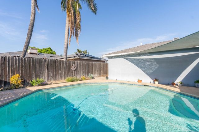 1074 E Sample Avenue, Fresno, CA 93710