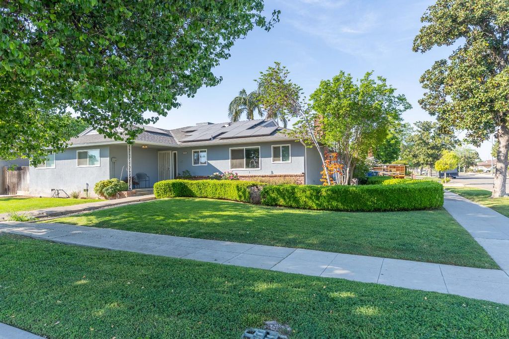 1074 E Sample Avenue, Fresno, CA 93710