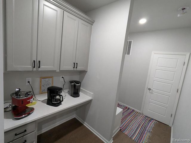 5018 Shoreham Circle, Clarkston, MI 48346