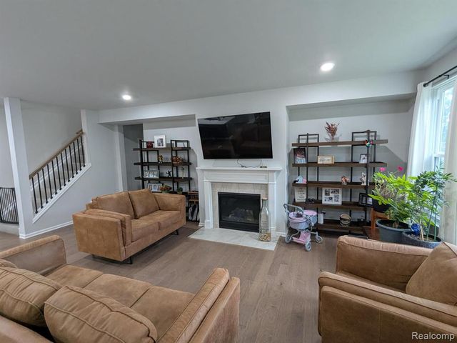 5018 Shoreham Circle, Clarkston, MI 48346