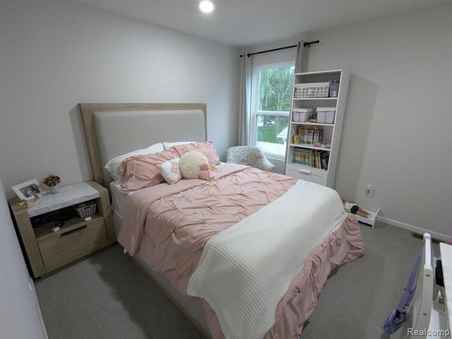 5018 Shoreham Circle, Clarkston, MI 48346