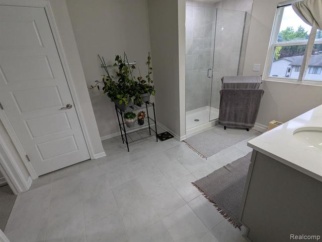 5018 Shoreham Circle, Clarkston, MI 48346