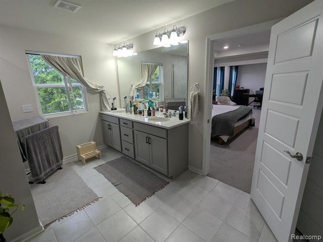 5018 Shoreham Circle, Clarkston, MI 48346