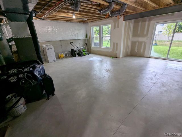 5018 Shoreham Circle, Clarkston, MI 48346