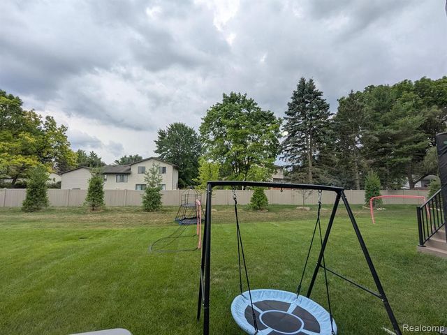 5018 Shoreham Circle, Clarkston, MI 48346