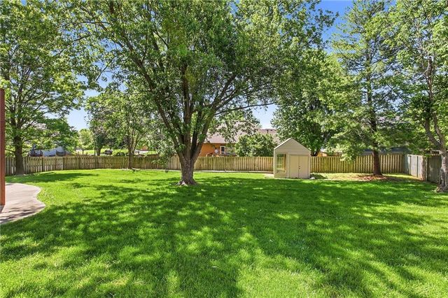 1925 MEADOWLANE Street, Kearney, MO 64060