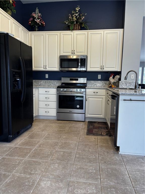 Image 8 of property listing at 18820 Applewood, Lake Elsinore, CA 92530