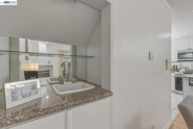 20153 Forest Ave 9, Castro Valley, CA 94546