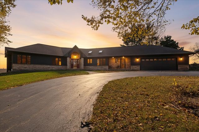 97 Highcrest Court, Shannon, IL 61078