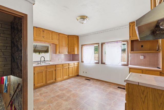 2327 N Market St, Wichita, KS 67219