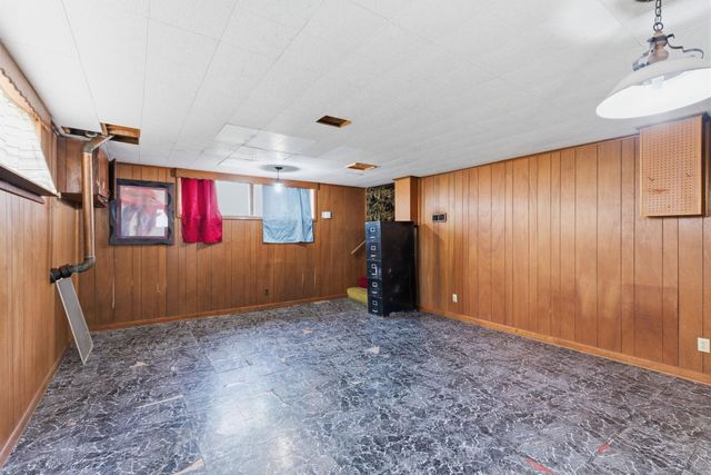 2327 N Market St, Wichita, KS 67219