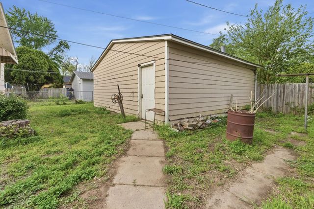 2327 N Market St, Wichita, KS 67219