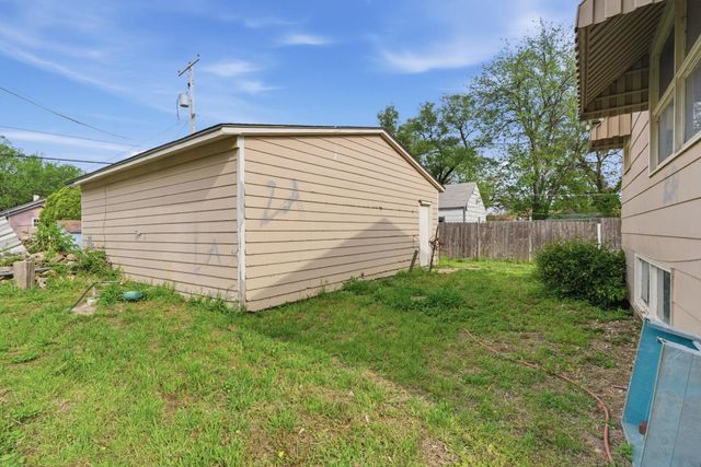 2327 N Market St, Wichita, KS 67219