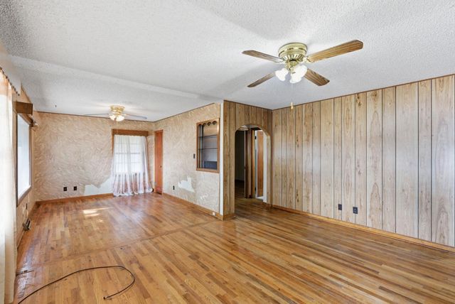 2327 N Market St, Wichita, KS 67219