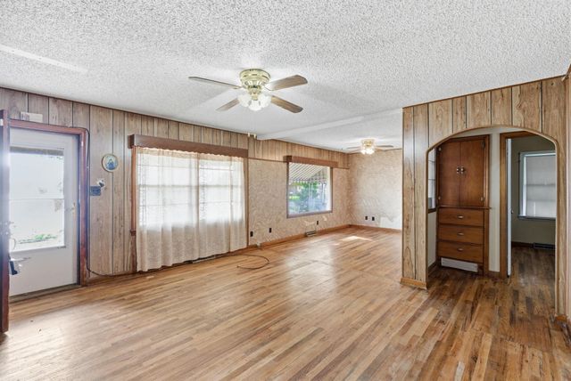 2327 N Market St, Wichita, KS 67219