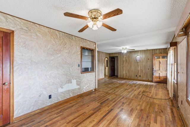 2327 N Market St, Wichita, KS 67219