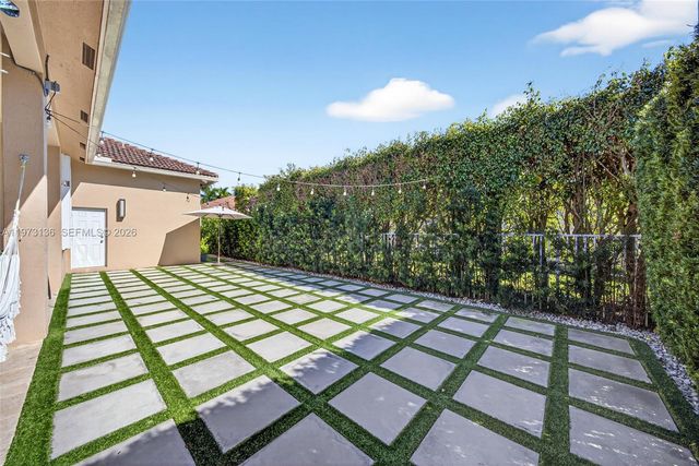 1623 Blue Jay Cir, Weston, FL 33327