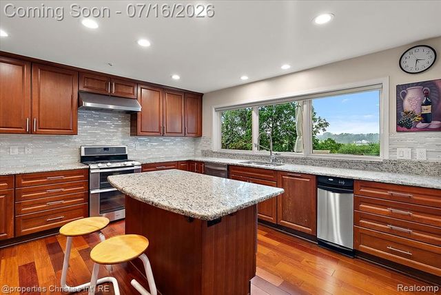 4948 Champlain Circle, West Bloomfield, MI 48323