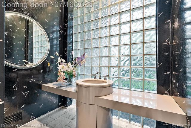 4948 Champlain Circle, West Bloomfield, MI 48323