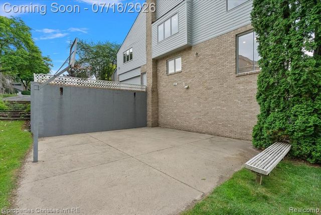 4948 Champlain Circle, West Bloomfield, MI 48323