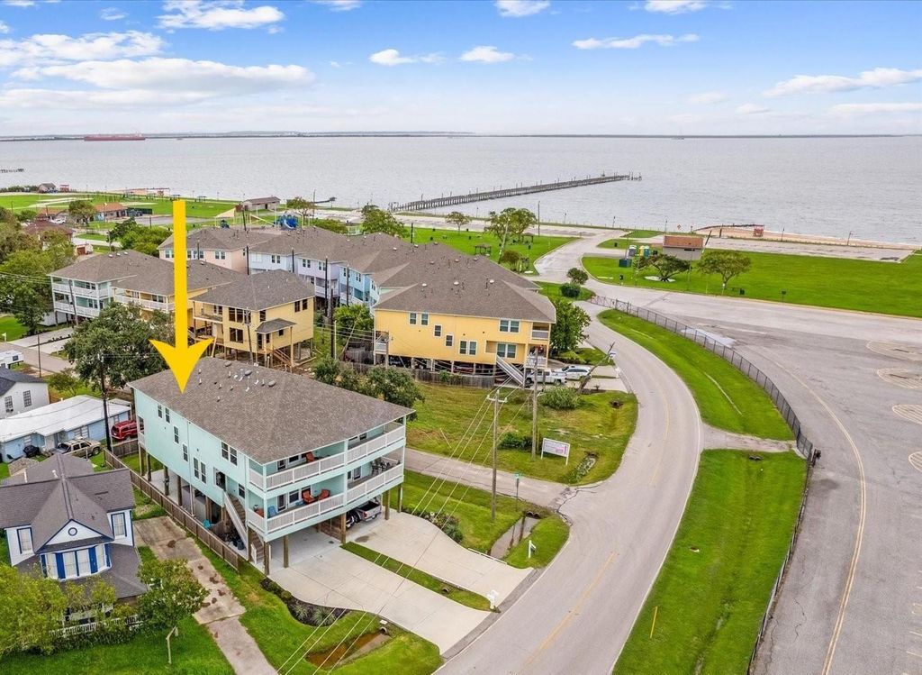 1111 San Jacinto Street, La Porte, TX 77571