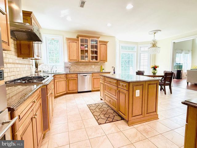 7532 RED HILL DR, Springfield, VA 22153