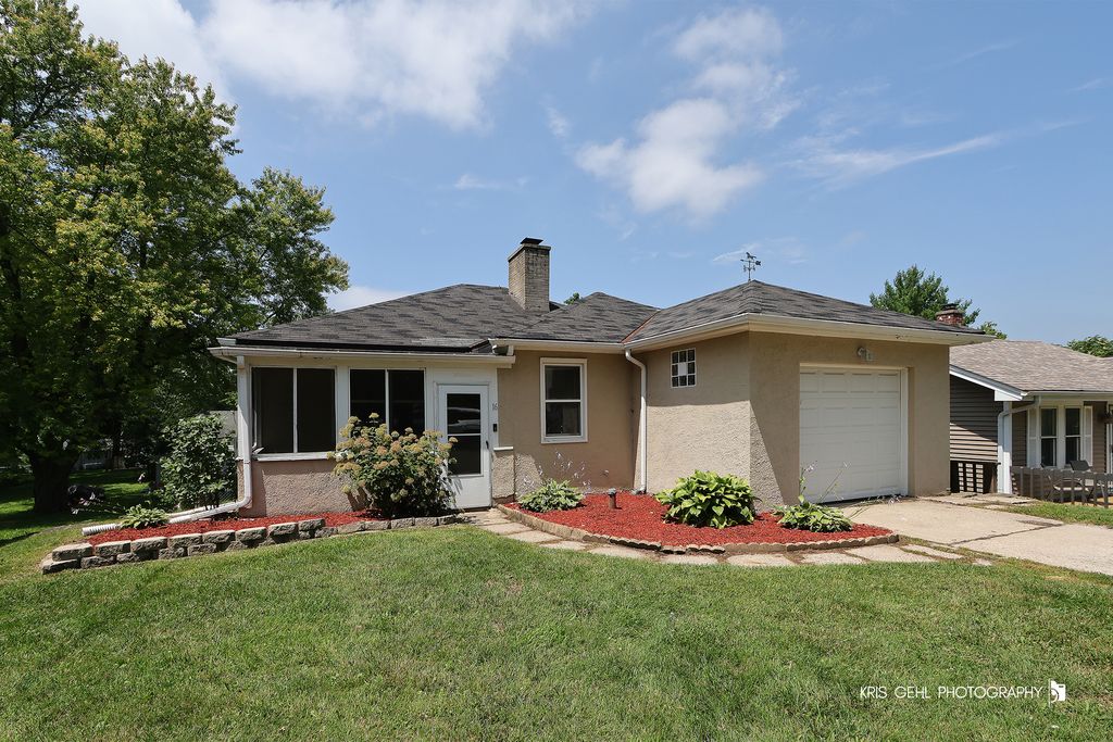 16 S Lake Avenue, Fox Lake, IL 60020