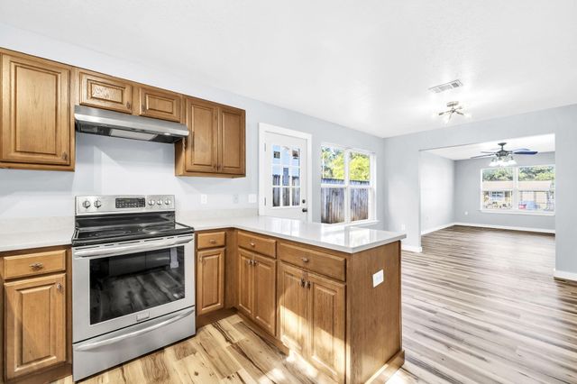 609 E Edney Avenue, Crestview, FL 32536