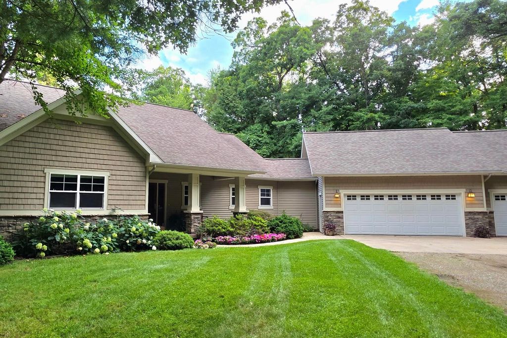 8702 E 98th Street, Howard City, MI 49329