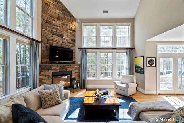 1197 Neipsic Road, Glastonbury, CT 06033