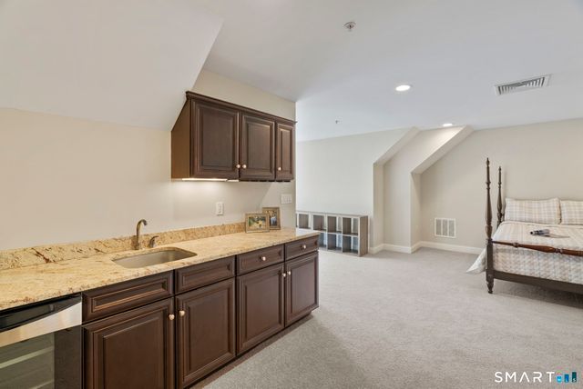 1197 Neipsic Road, Glastonbury, CT 06033