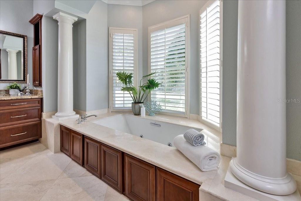 Image 31 of property listing at 9814 EMERALD LINKS DRIVE, Tampa, FL 33626