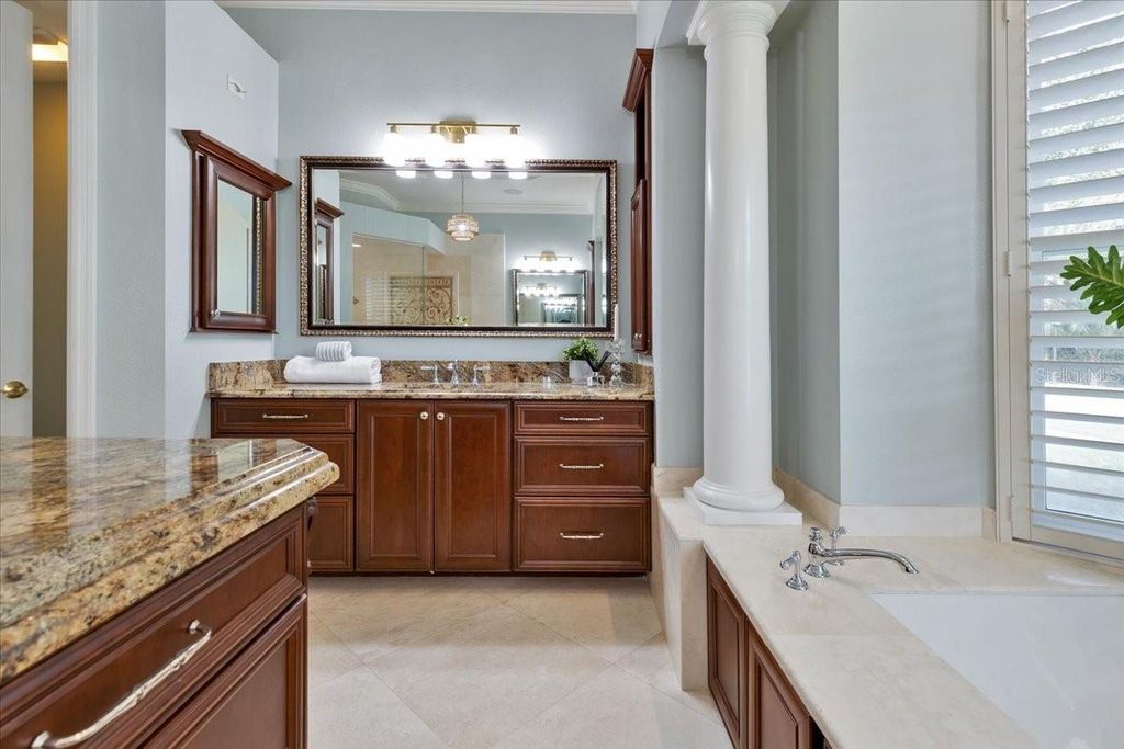 Image 32 of property listing at 9814 EMERALD LINKS DRIVE, Tampa, FL 33626