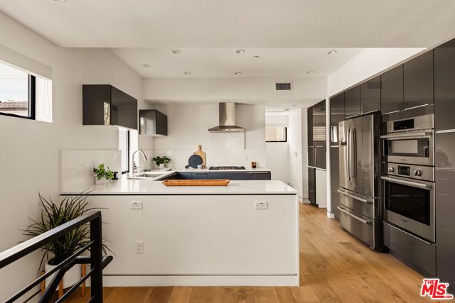 820 N Formosa Avenue, Los Angeles, CA 90046