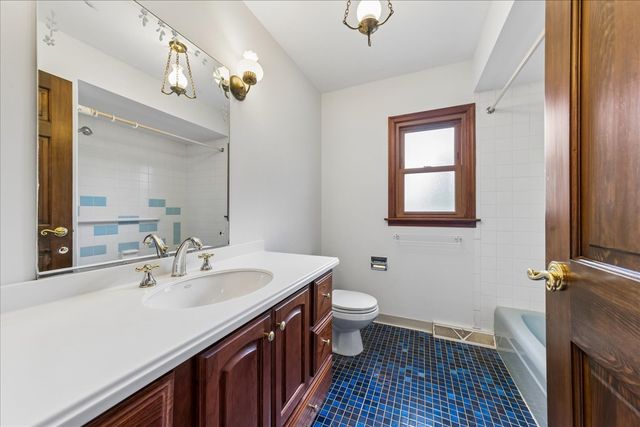 5641 Deerpath Lane, Downers Grove, IL 60516