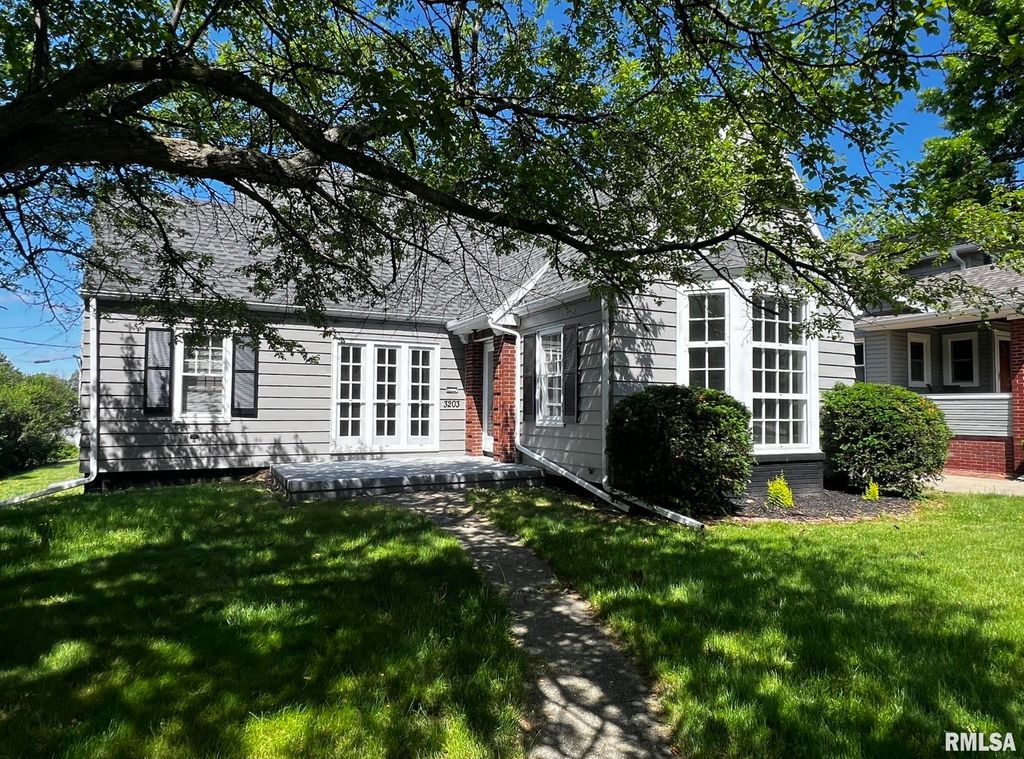 3203 N BILTMORE Avenue, Peoria, IL 61604